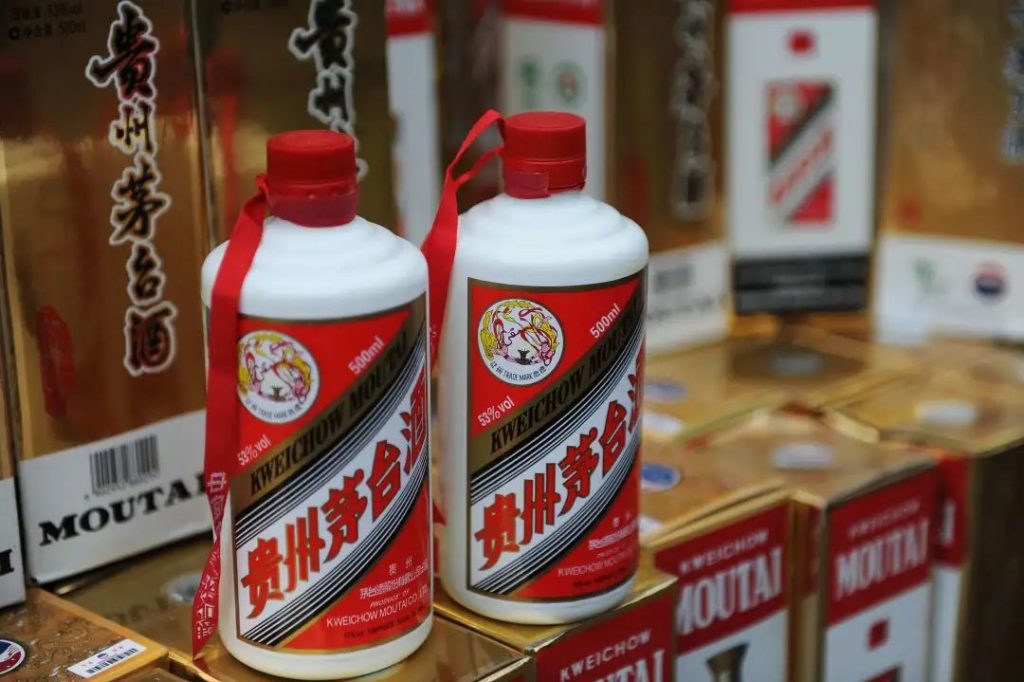 啤酒VS白酒:谁对健康伤害更大?男士必看解析!