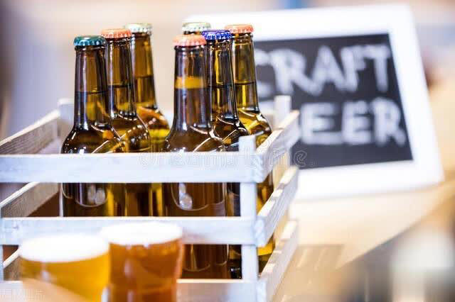 买啤酒时，选牌子还是看价格？都不对，教你4个方法，口感错不了