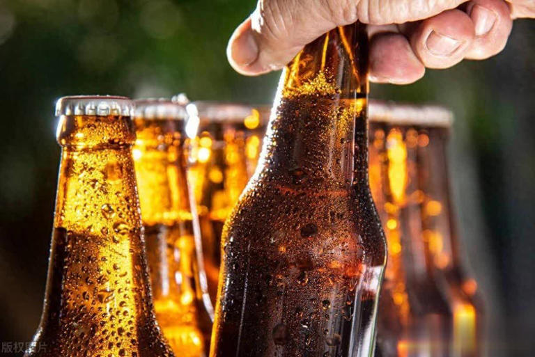 买啤酒时，选牌子还是看价格？都不对，教你4个方法，口感错不了