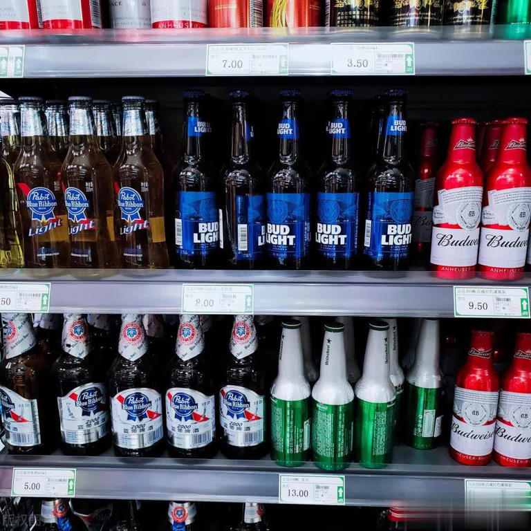 买啤酒时，选牌子还是看价格？都不对，教你4个方法，口感错不了